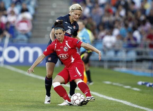 Fussball, UEFA Women s Champions League Final, Olympique Lyonnais vs. 1. FFC Turbine Potsdam, Jessica Wich (P, vorne), Louisa Necib (L, hinten)