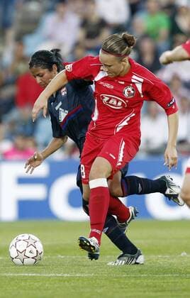 Fussball, UEFA Women s Champions League Final, Olympique Lyonnais vs. 1. FFC Turbine Potsdam, Josephine Henning (P, re), Shirley Cruz Trana (L, li)