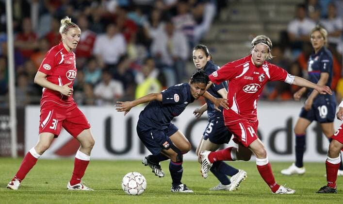 Fussball, UEFA Women s Champions League Final, Olympique Lyonnais vs. 1. FFC Turbine Potsdam, Jennifer Zietz (P, re), Shirley Cruz Trana (L, li)