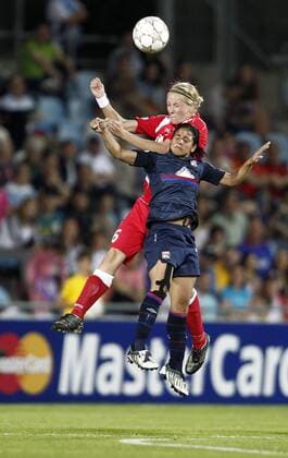 Fussball, UEFA Women s Champions League Final, Olympique Lyonnais vs. 1. FFC Turbine Potsdam, Viola Odebrecht (P, li), Shirley Cruz Trana (L, re)