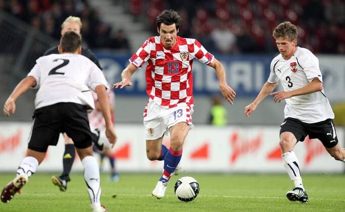 Testspiel, Österreich (weiß) - Kroatien (rot), v.li.: Aleksandar Dragovic (AUT), Nikola Pokrivac (CRO) und Franz Schiemer (AUT). 