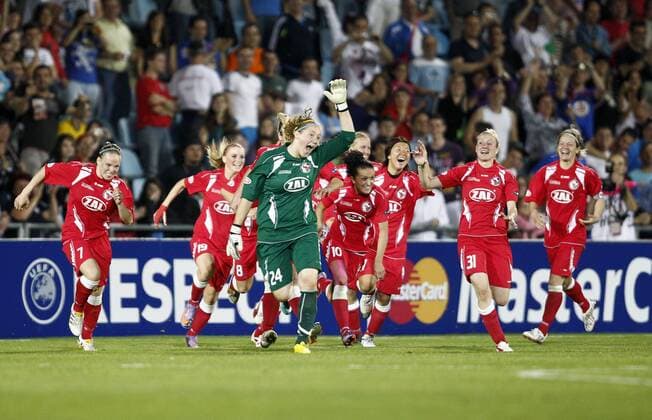 Finale, Olympique Lyon (blau) - 1. FFC Turbine Potsdam (rot), Jubel bei den Spielerinnen von 1. FFC Turbine Potsdam, vorn Torhüterin Anna Felicitas Sarholz o0 Freude