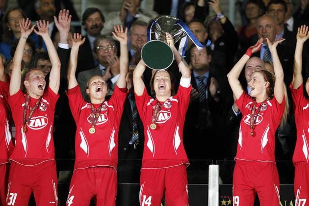Finale, Olympique Lyon (blau) - 1. FFC Turbine Potsdam (rot), Pokalübergabe, v.li.: Anja Mittag, Babett Peter, Jennifer Zietz mit Pokal und Corina Schröder o0 Freude Pokal Trophäe Objekte Siegerehrung