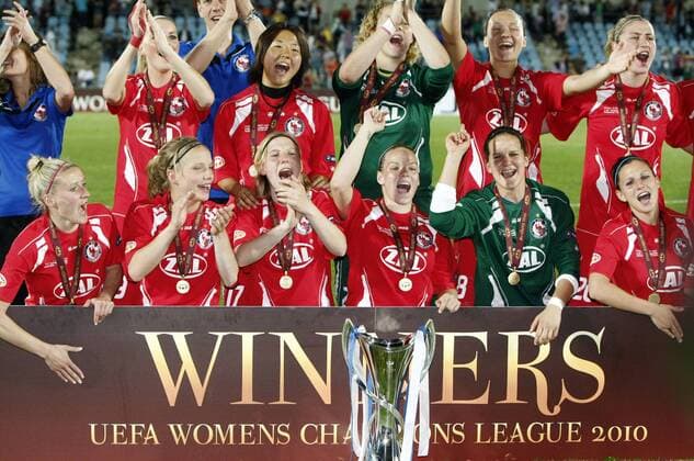 Finale, Siegerfoto 1. FFC Turbine Potsdam o0 Freude Pokal Trophäe Objekte