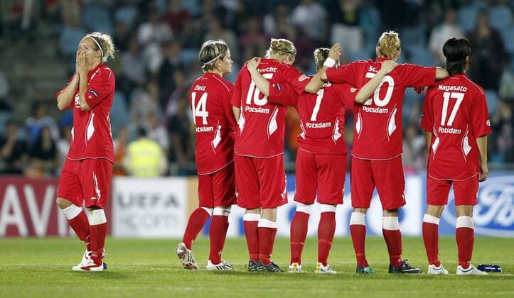 Finale, Olympique Lyon (blau) - 1. FFC Turbine Potsdam (rot), v.l.n.r. Babett Peter (Potsdam), Jennifer Zietz (Potsdam), Viola Odebrecht (Potsdam), Isabell Kerschowski (Potsdam), Bianca Schmidt (Potsdam), Yuki Nagasato (Potsdam) o0 Enttäuschung Spannung Verzweiflung