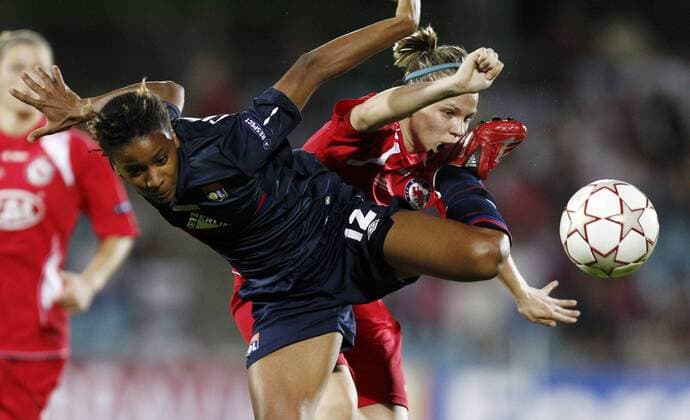 Finale, Olympique Lyon (blau) - 1. FFC Turbine Potsdam (rot), Isabell Kerschowski (Potsdam, re), Elodie Thomis (L, li)
