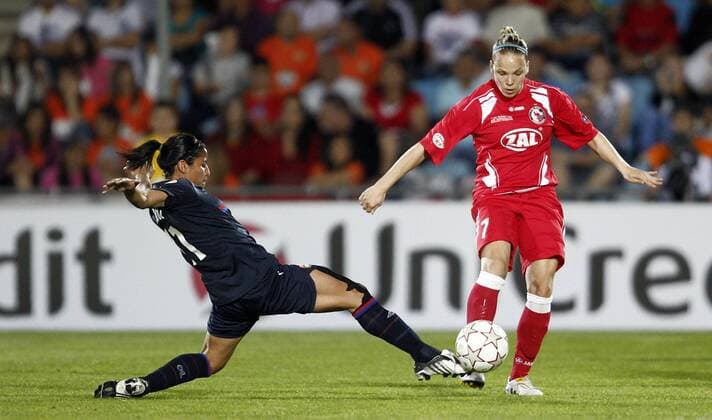 Finale, Olympique Lyon (blau) - 1. FFC Turbine Potsdam (rot), Isabell Kerschowski (Potsdam, re), Shirley Cruz Trana (L, li)