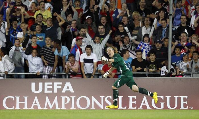 Finale, Olympique Lyon (blau) - 1. FFC Turbine Potsdam (rot), Jubel Anna Felicitas Sarholz (Potsdam) - Champions League Sieger o0 Freude Schriftzug