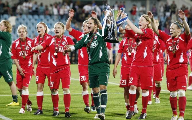 Finale, Olympique Lyon (blau) - 1. FFC Turbine Potsdam (rot), Spielerinnen von 1. FFC Turbine Potsdam sind Championsleague Sieger. o0 Freude Pokal Trophäe Objekte