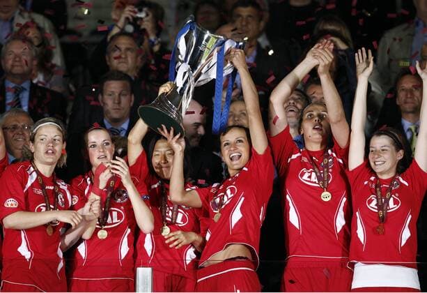 Finale, Spielerinnen von 1. FFC Turbine Potsdam sind Championsleague Sieger. V.li.: Jennifer Zietz Corina Schröder Yuki Nagasato, Fatmire Bajramaj, Carolin Schiewe und Marie Louise Bagehorn o0 Pokal Trophäe Objekte Medaille, Goldmedaille Jubel, Freude