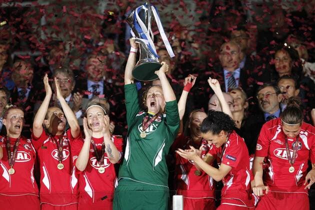 Finale, Spielerinnen von 1. FFC Turbine Potsdam sind Championsleague Sieger. V.li.: , Bianca Schmidt, Anja Mittag, Babett Peter, Jennifer Zietz. Torfrau Anna Felicitas Sarholz, Fatmire Bajramaj (Potsdam, mi) o0 Pokal Trophäe Objekte Medaille, Goldmedaille Jubel, Freude