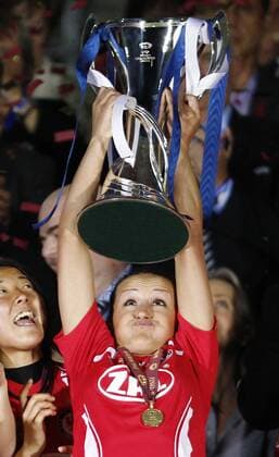Fatmire Bajramaj von 1. FFC Turbine Potsdam ist Championsleague Siegerin - Fatmire Bajramaj o0 Pokal Trophäe Objekte Medaille, Goldmedaille Jubel, Freude