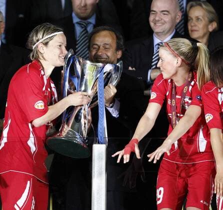 Spielerinnen von 1. FFC Turbine Potsdam sind Championsleague Sieger. Pokalübergabe durch Michel Platini (UEFA-Präsident) an Jennifer Zietz (Potsdam, li) o0 Pokal Trophäe Objekte Medaille, Goldmedaille Jubel, Freude Funktionär