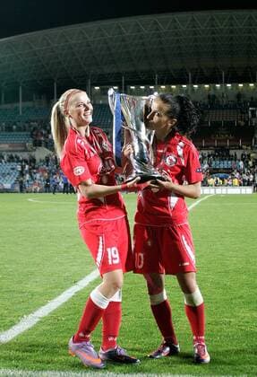 1. FFC Turbine Potsdam ist Champions League Sieger 2010, Corina Schröder (L) und Fatmire Bajramaj  (2010052049636) o0 Jubel, Freude Pokal Trophäe Objekte Kuss