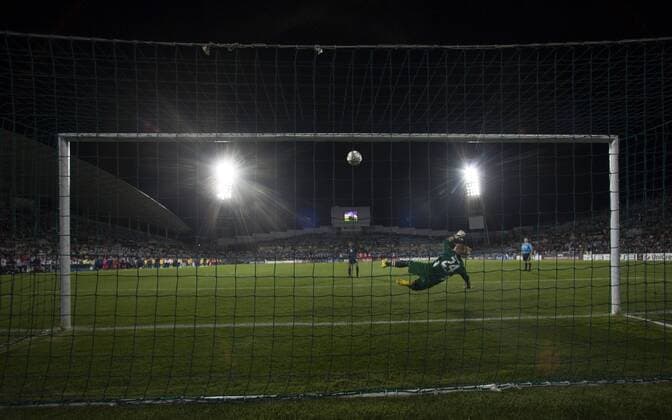 Olympique Lyon (blau) - 1. FFC Turbine Potsdam (rot), Der entscheidende Elfmeter von Elodie Thomis (Lyon) knallt gegen die Torlatte von Torwart Anna Felicitas Sarholz (Potsdam) o0 Hintertor, Hintertorkamera, Hintertorperspektive verschossen Lattenschuß Fehlschuß Flutlicht