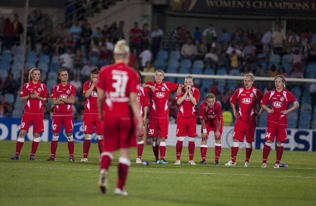 Olympique Lyon (blau) - 1. FFC Turbine Potsdam (rot), Nach dem Fehlschuss von Anja Mittag (Potsdam, 31) war die Stimmung auf dem Tiefpunkt o0 Enttäuschung verschossen
