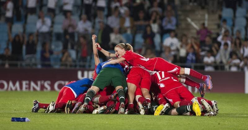 1. FFC Turbine Potsdam ist Champions League Sieger 2010, Torwart Anna Felicitas Sarholz wird begraben - Corina Schroeder obenauf