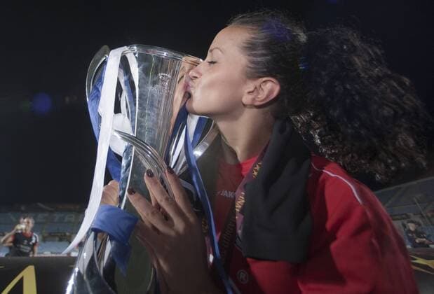 1. FFC Turbine Potsdam ist Champions League Sieger 2010, Fatmire Bajramaj (Potsdam) küsst den Pokal o0 Pokal Trophäe Objekte Kuss Glück