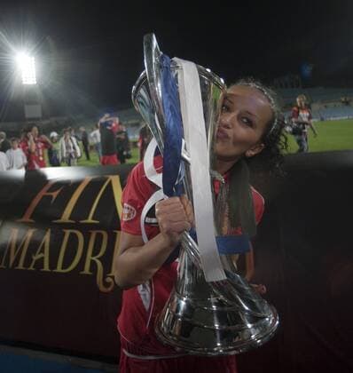 1. FFC Turbine Potsdam ist Champions League Sieger 2010, Fatmire Bajramaj (Potsdam) küsst den Pokal o0 Pokal Trophäe Objekte Kuss Glück