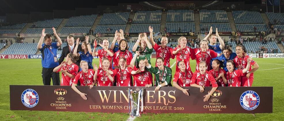 Winners - 1. FFC Turbine Potsdam ist Champions League Sieger 2010 o0 Schriftzug Totale Pokal Trophäe Objekte