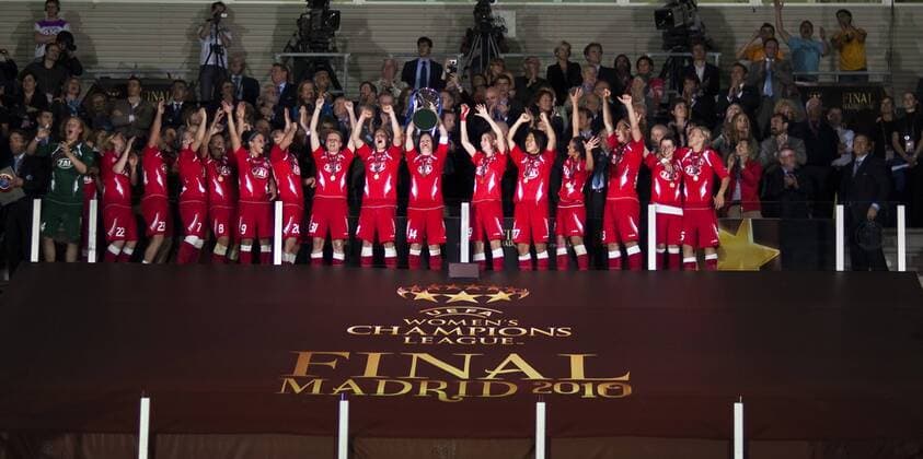 1. FFC Turbine Potsdam ist Champions League Sieger 2010, Jennifer Zietz (Potsdam) stemmt den Pokal o0 Pokal Trophäe Objekte