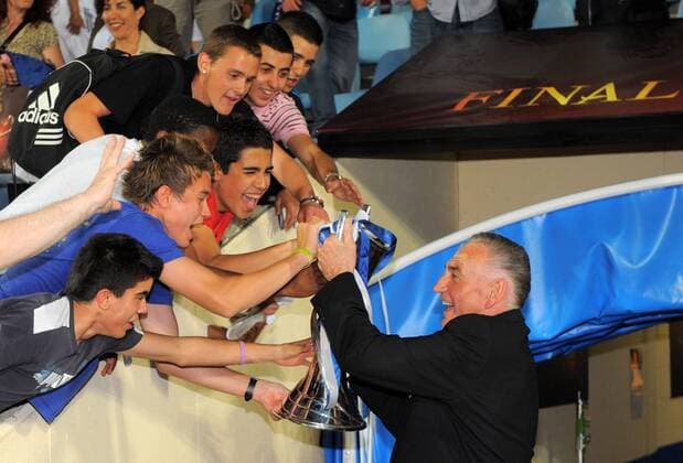 1. FFC Turbine Potsdam gewinnt die Championsleague, Trainer Bernd Schroeder mit Pokal und Fans o0 Jubel, Freude Fan, Zuschauer Pokal Trophäe Objekte o00 Fannähe