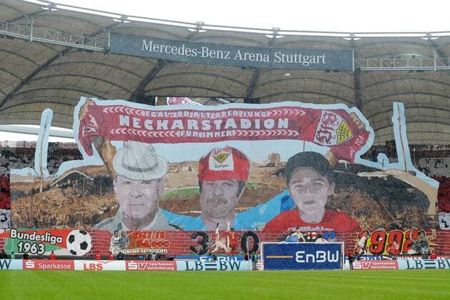 Fußball, Stadiongeschichte VfB Stuttgart Fussball Bundesliga BL 09 10 - 01.05.2010 - VfB Stuttgart . Letzte Fanchoreographie in der Cannstatter Kurve vor dem Abriss . o0 Choreographie Fan Zuschauer Totale Objekte Plakat Fanplakat Transparent Schriftzug Mercedes Benz