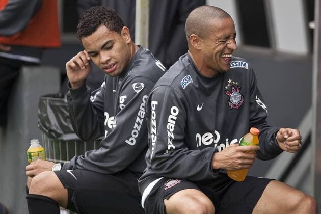 Dentinho l. und Roberto Carlos (Corinthians Sao Paulo) -  xdanielxaugustoxjrx xfotoarenax Fußball Herren 2010 Campeonato Brasileiro Serie A Training Gruppe Sao Paulo