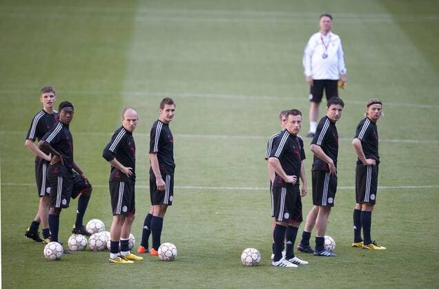Louis Van Gaal Coach of Bayern Munich FC (back) and his players look on in a training session at the Santiago Bernabeu ahead of the Champions League Final UEFA Champions League Final Training UEFA Champions League Final Training - Bayern Munich FC 21st May, 2010 EDITORIAL USE ONLY. No use with unauthorised audio, video, data, fixture lists, club league logos or live services. Online in-match use limited to 120 images, no video emulation. No use in betting, games or single club league player publications. o0 kurios Spannung