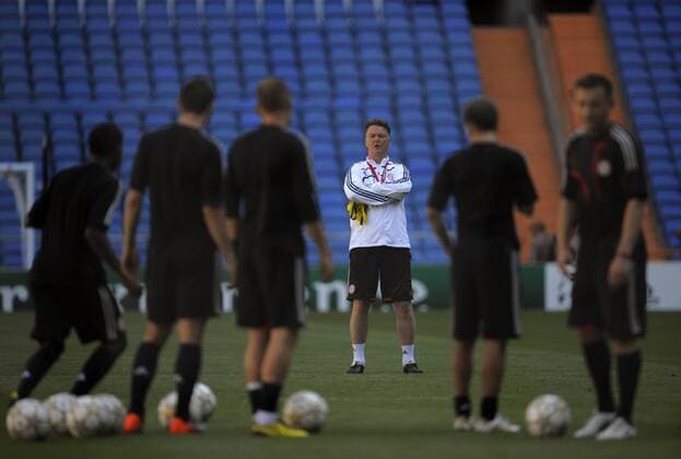 21.05.2010, Fussball UEFA Championsleague-Finale 2010, Abschluss-Training am Vortag von FC Bayern München. Trainer Louis van Gaal (mitte, München) leitet das Training. o0 Perspektive