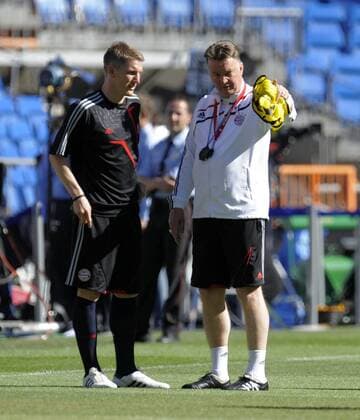 21.05.2010, Fussball UEFA Championsleague-Finale 2010, Abschluss-Training am Vortag von FC Bayern München. Trainer Louis van Gaal (München, R) gibt Bastian Schweinsteiger (München) Anweisungen.