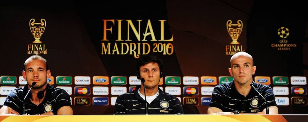 PK Inter Mailand, v.li. Wesley Sneijder, Javier Zanetti und Esteban Cambiasso -  o0 Schriftzug Logo