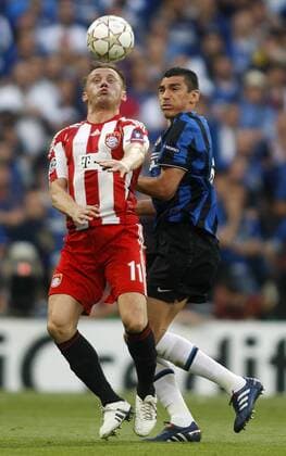 Bayern Munich s Ivica Olic (l) against Inter Milan s Lucio during UEFA Champions League final. May 22, 2010.  (2010052238089)