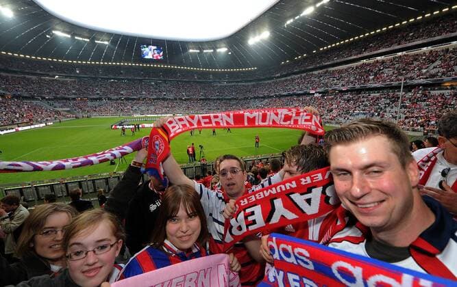 FUSSBALL CHAMPIONS LEAGUE SAISON 2009 2010 Public Viewing in der Allianz Arena in München, FC Bayern München Fans in der Allianz Arena -  o0 Public Viewing, Fußballübertragung, Liveübertragung, Fan, Fußballfan, Publikum
