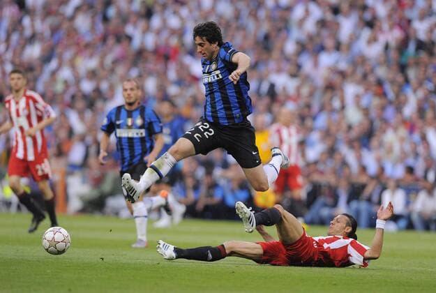 Diego Milito of Inter Milan (L) tackled by Martin Demichelis of Bayern Munich UEFA Champions League Final Internazionale v Bayern Munich 22nd May, 2010 EDITORIAL USE ONLY. No use with unauthorised audio, video, data, fixture lists, club league logos or live services. Online in-match use limited to 120 images, no video emulation. No use in betting, games or single club league player publications. o0 Kampf