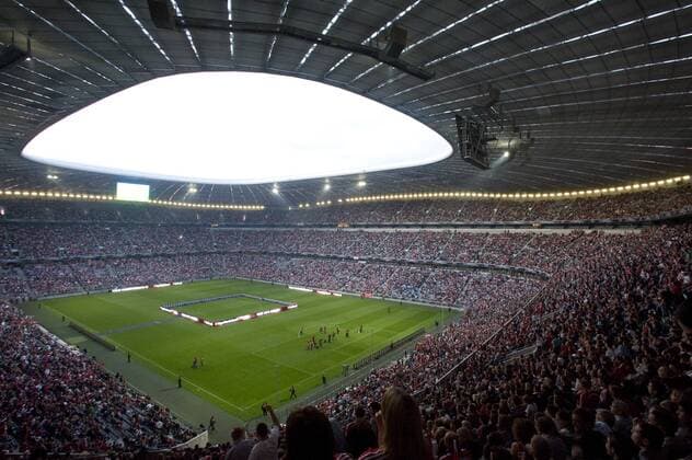 FUSSBALL CHAMPIONS LEAGUE SAISON 2009 2010 Public Viewing in der Allianz Arena in München, FC Bayern München, o0 Public Viewing, Fußballübertragung, Liveübertragung Fan, Fußballfan, Publikum totale