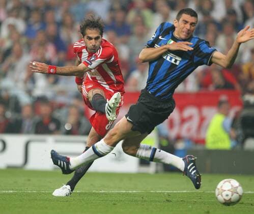 Hamit Altintop (Bayern, li.) gegen LUCIO (Inter Mailand), FC Bayern München - Inter Mailand, UEFA Champions League FINALE, Madrid, Spanien am 22.05.2010, Santiago Bernabeu Stadion