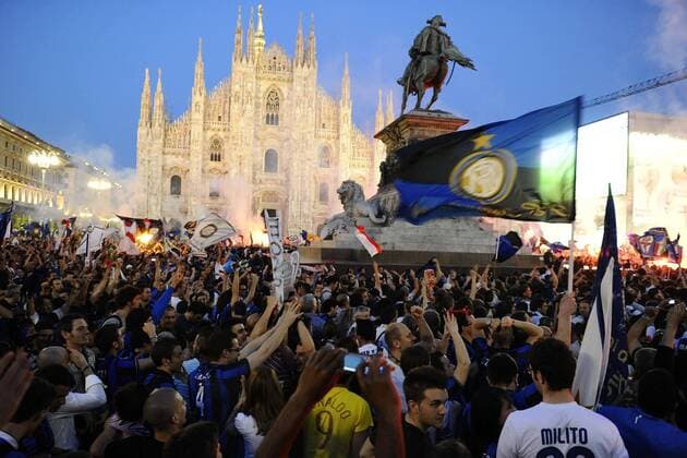 Champions League Finale 2010 - Inter Mailand - Fans von Inter Mailand feiern beim Public Viewing auf dem Piazza Duomo in Mailand -  o0 Live Übertragung Fußballübertragung Liveübertragung Party Fest Totale