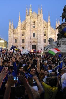 Champions League Finale 2010 - Inter Mailand - Fans von Inter Mailand feiern beim Public Viewing auf dem Piazza Duomo in Mailand -  o0 Live Übertragung Fußballübertragung Liveübertragung Party Fest Totale
