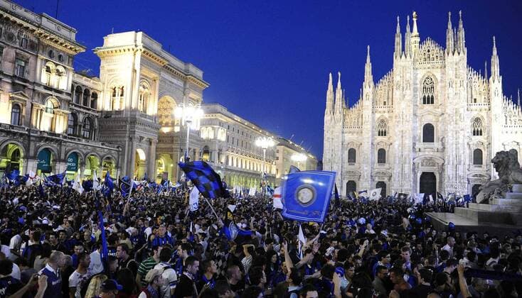Champions League Finale 2010 - Inter Mailand - Fans von Inter Mailand feiern beim Public Viewing auf dem Piazza Duomo in Mailand -  o0 Live Übertragung Fußballübertragung Liveübertragung Party Fest Totale
