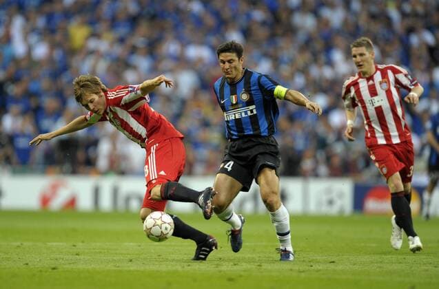 22.05.2010, Fussball UEFA Championsleague-Finale 2010, FC Bayern München - Inter Mailand, im Bernabeu-Stadion Madrid. Holger Badstuber (li, Bayern München) gegen Javier Zanetti (Inter Mailand).
