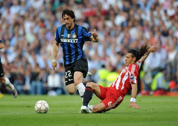 FUSSBALL CHAMPIONS LEAGUE FINALE SAISON 2009 2010 FC Bayern Muenchen - Inter Mailand 22.05.2010 Diego Milito (li, Inter Mailand) gegen Martin Demichelis (re, Bayern) - 