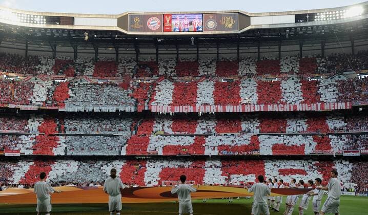 FUSSBALL CHAMPIONS LEAGUE FINALE SAISON 2009 2010, FC Bayern München Fanblock - ohne Dich fahrn wir heut Nacht icht Heim! -  o0 Fan, Fußballfan, Publikum, Fanblock, Choreographie, Fanchoreographie Schriftzug