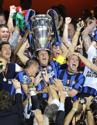 Inter Mailand gewinnt die Champions League Sieger 2010 - Javier Zanetti (Mitte) präsentiert die Trophäe -  o0 Sieg Europapokalsieg Freude Jubel Pokal Objekte Siegerehrung