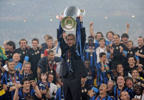 FUSSBALL CHAMPIONSLEAGUE FINALE SAISON 2009 2010 FC Bayern Muenchen - Inter Mailand 22.05.2010 JUBEL Trainer Jose Mourinho (Inter) mit Pokal, dahinter vorne v.li.: Walter Samuel, Diego Milito, Thiago Motta, Ivan Cordoba, Esteban Cambiasso, Wesley Sneijder und Mario Balotelli -  o0 Jubel, Freude,