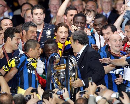Madrid, Champions League Finale, FC Bayern Muenchen (rot) vs Inter Mailand (blau). Bild zeigt den Jubel von Inter mit Sulley Ali Muntari am Pokal und dahinter Marko Arnautovic (Inter).  o0 Europapokalsieg Feier Sieg, Sieger, Jubel Freude Pokal Objekte