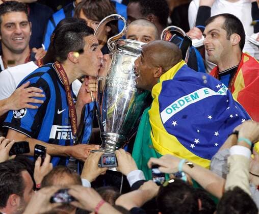Madrid, Champions League Finale, FC Bayern Muenchen (rot) vs Inter Mailand (blau). Bild zeigt den Jubel von Lucio (L) und Maicon (Inter). Keywords: Pokal.  o0 Europapokalsieg Feier Sieg, Sieger, Jubel Freude Pokal Objekte