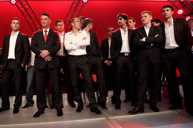 Louis van Gaal (2nd L), head coach of Bayern Muenchen and his team looks on - Champions League Final, FC Bayern Muenchen - May 22, 2010 in Madrid - Louis van Gaal o0 enttäuscht