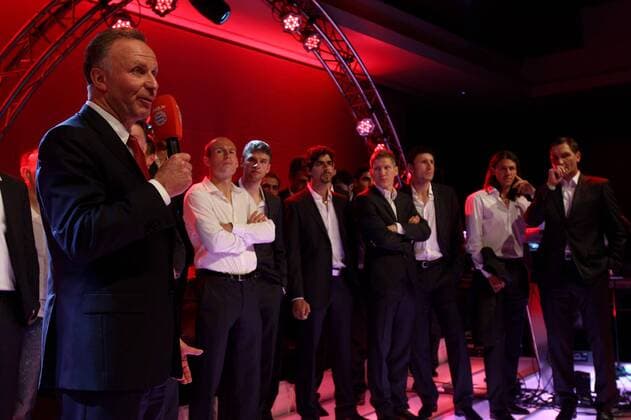 Karl-Heinz Rummenigge, CEO of Bayern Muenchen speaks during the Champions League banquett after the UEFA Champions League Final match between FC Bayern Muenchen and Inter Milan on May 22, 2010 in Madrid - Karl-Heinz Rummenigge  o0 Funktionär