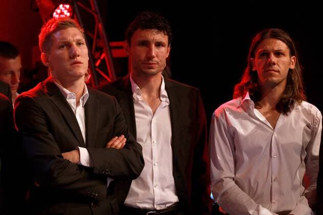 Bastian Schweinsteiger (L) of Bayern Muenchen looks on with his team mates Mark van Bommel (C) and Martin Demichelis (R) - Champions League Final, FC Bayern Muenchen - May 22, 2010 in Madrid - Mark van Bommel; Martin Demichelis; Bastian Schweinsteiger o0 enttäuscht o00 privat